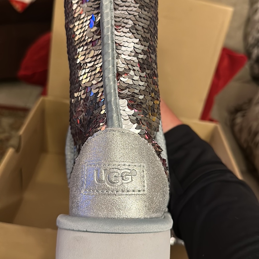 UGGS - Picture 3 of 4